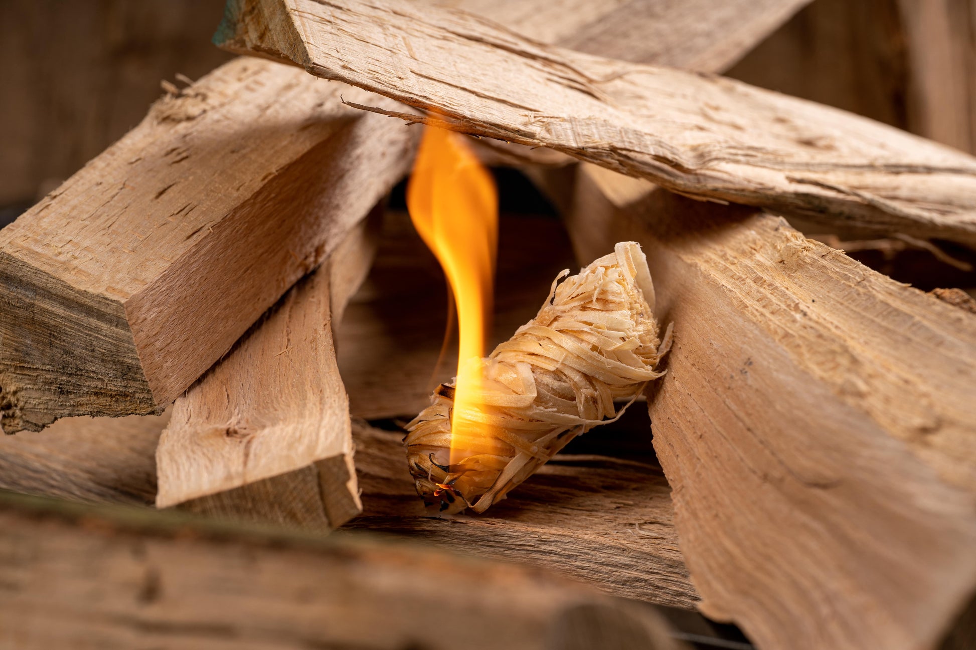 Aanmaakwokkel Tussen Ovengedroogd Haardhout