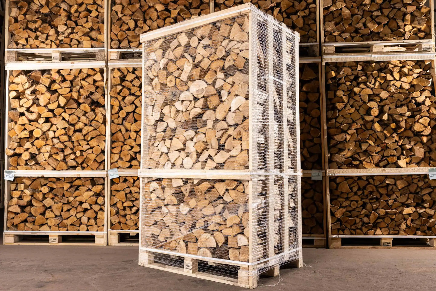 Pallet Essen Haardhout in Magazijn op Pallet Brandhout.